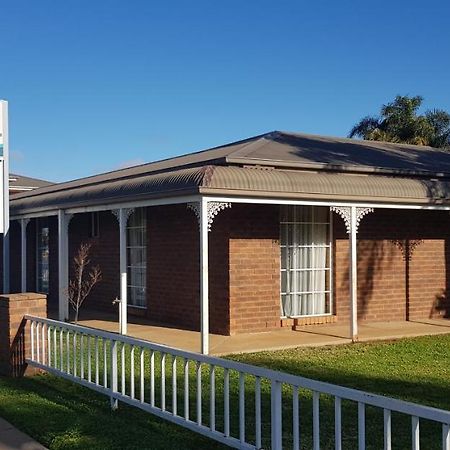 Centrepoint Motel Deniliquin Kültér fotó